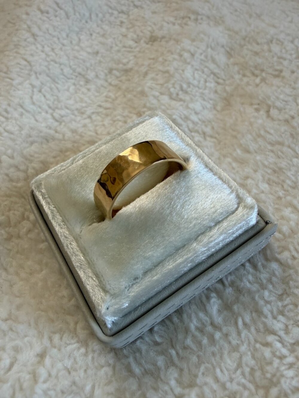 Unworn Melanie Casey 6mm 14k yellow gold Hammered Band, Size 8.5